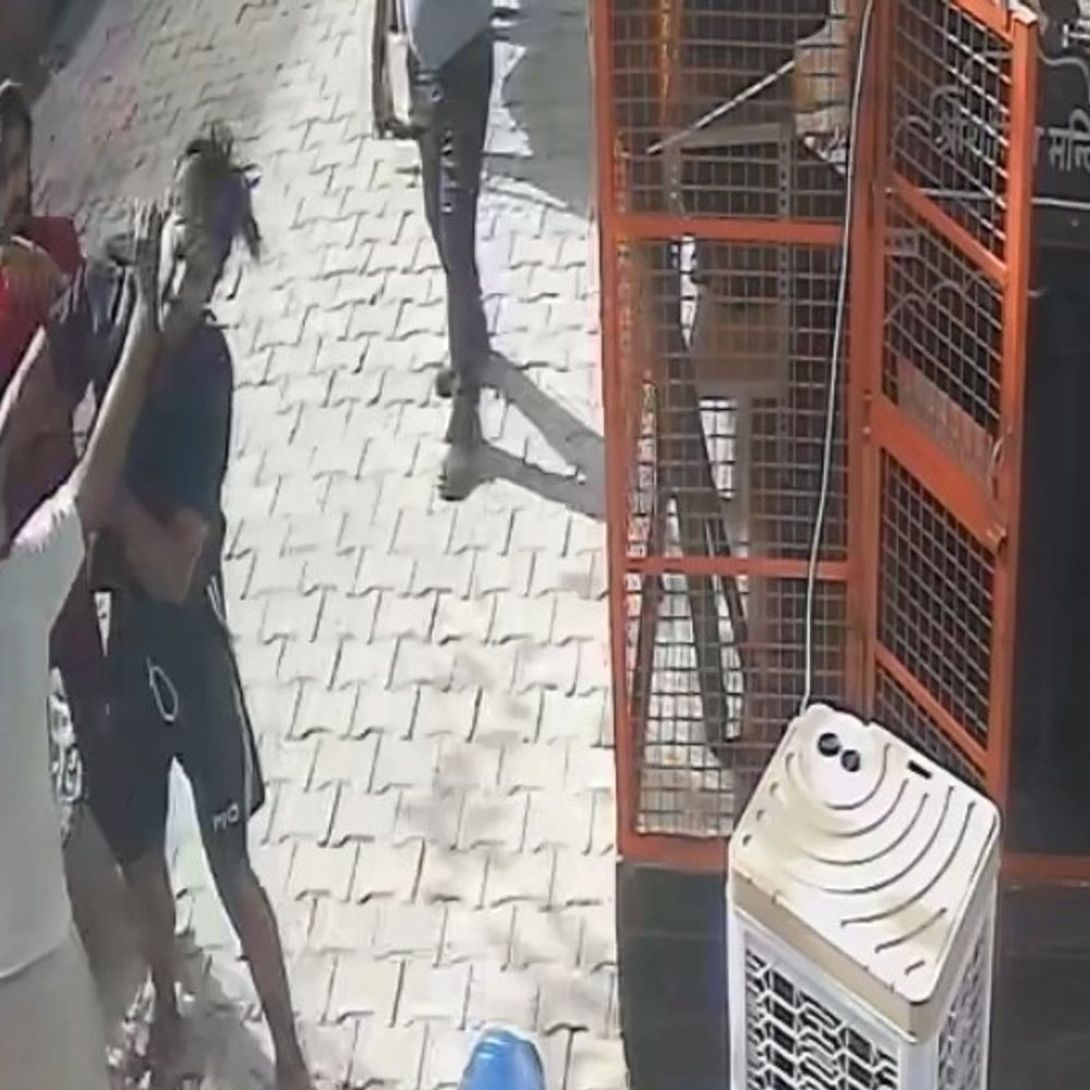 मथुरा के विकास बाजार में युवक से मारपीट:मामूली विवाद में युवक को पीटा, जांच में जुटी पुलिस