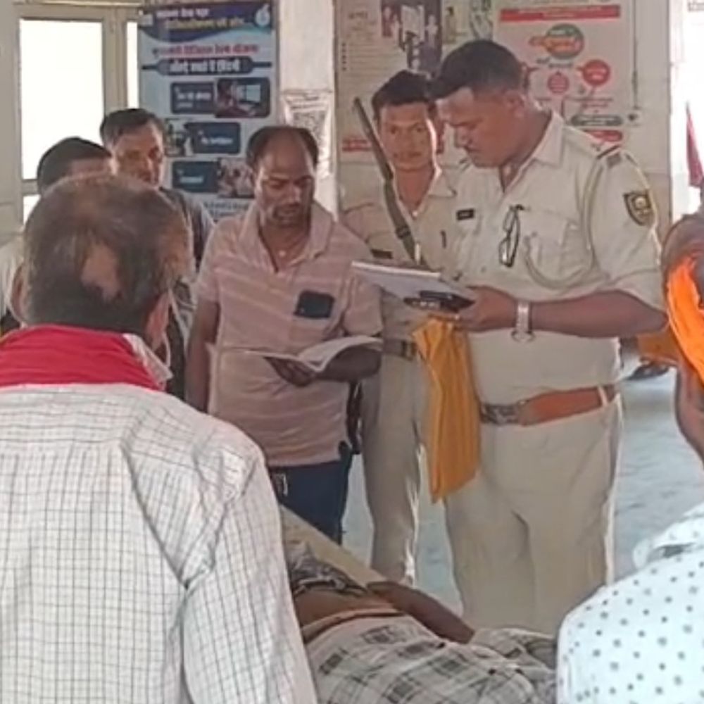 बेतिया के डूमरी मोड़ पर 2 बाइक की भिड़ंत:2 लोग गंभीर घायल, सामुदायिक स्वास्थ्य सेवा केंद्र में भर्ती