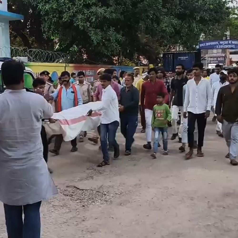 कैमूर में CRPF ट्रक की टक्कर से युवक की मौत:बकरा खरीदकर लौट रहे थे, ग्रामीणों ने DCM के शीशे तोड़े; पुलिस ने की हवाई फायरिंग