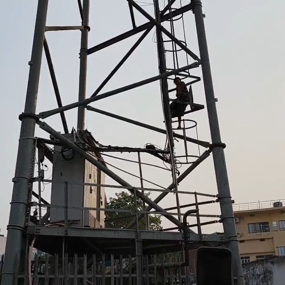बॉयफ्रेंड के लिए मोबाइल टावर पर चढ़ी नाबालिग:भभुआ में 3 घंटे चला हाईवोल्टेज ड्रामा, पुलिस ने समझाकर उतारा, थाने में पूछताछ जारी