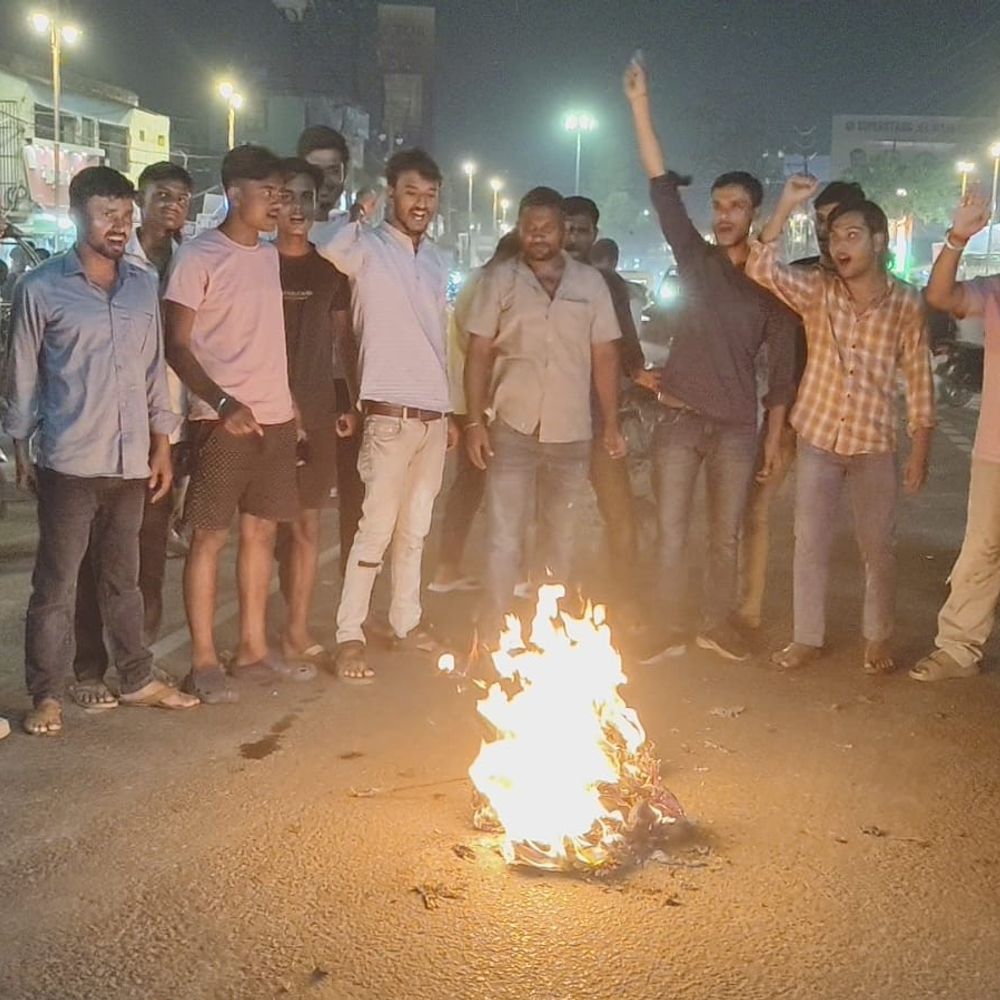 मधेपुरा में पीएम मोदी का पुतला दहन:छात्र संगठनों ने पेट्रोल-डीजल मूल्य वृद्धि के खिलाफ किया प्रोटेस्ट; केंद्र के खिलाफ नारेबाजी