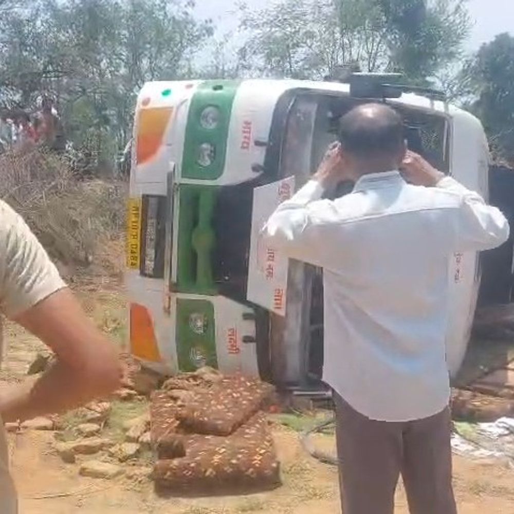दमोह में अनियंत्रित होकर खाई में पलटी यात्री बस:9 यात्री गंभीर घायल; परिजनों ने चालक पर लगाया नशे का आरोप