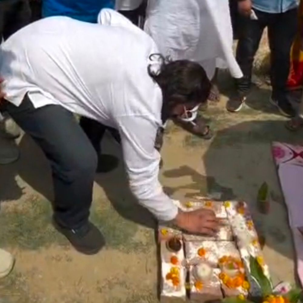 विधायक अब्बास अंसारी भूमि पूजन में जूते पहनकर घिरे:धार्मिक परंपराओं के अपमान का आरोप, इंटरलॉकिंग कार्य का उद्घाटन था