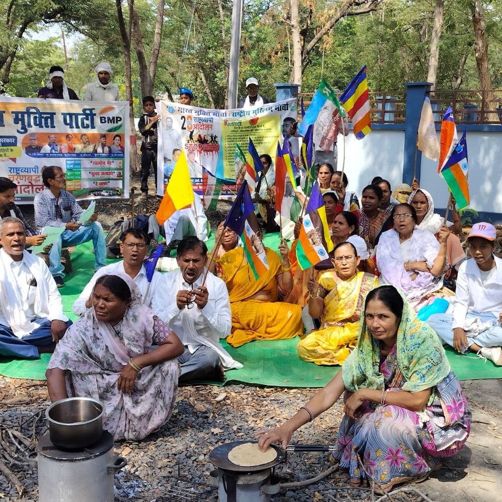 बालाघाट में बहुजन मुक्ति पार्टी ने चूल्हा जलाकर प्रदर्शन किया:महंगाई के विरोध में कलेक्ट्रेट गेट पर बनाई चाय-रोटी; 31 मई को ‘दे धक्का’ आंदोलन