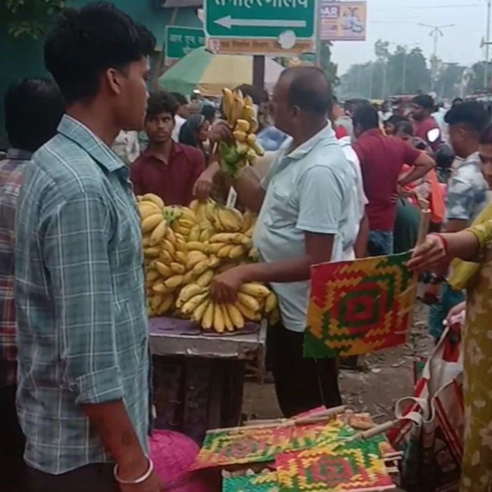 वट सावित्री पूजा: पूर्णिया के बाजारों में भारी भीड़:लोगों ने पूजन के लिए खरीदारी की, चौक-चौराहों पर लंबा जाम लगा