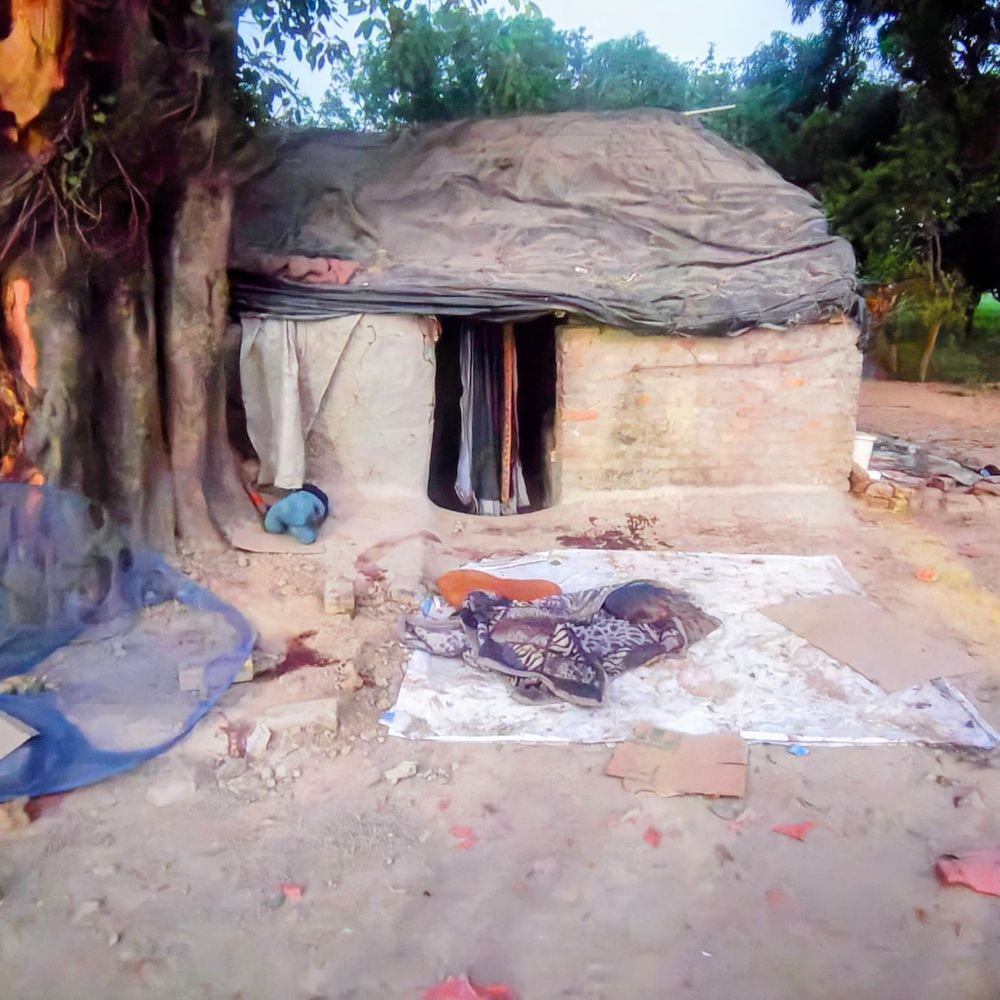 बाराबंकी में डंपर ने परिवार को कुचला, चार की मौत:महिला गंभीर घायल, बिजली न आने से घर के बाहर सो रहे थे