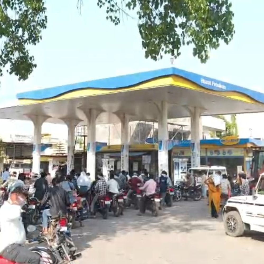 आलीराजपुर में 31 में से 21 पेट्रोल पंप ड्राई:जिला प्रशासन की रिपोर्ट में खुलासा; बाहर 180 रुपए प्रति लीटर तक बिक रहा