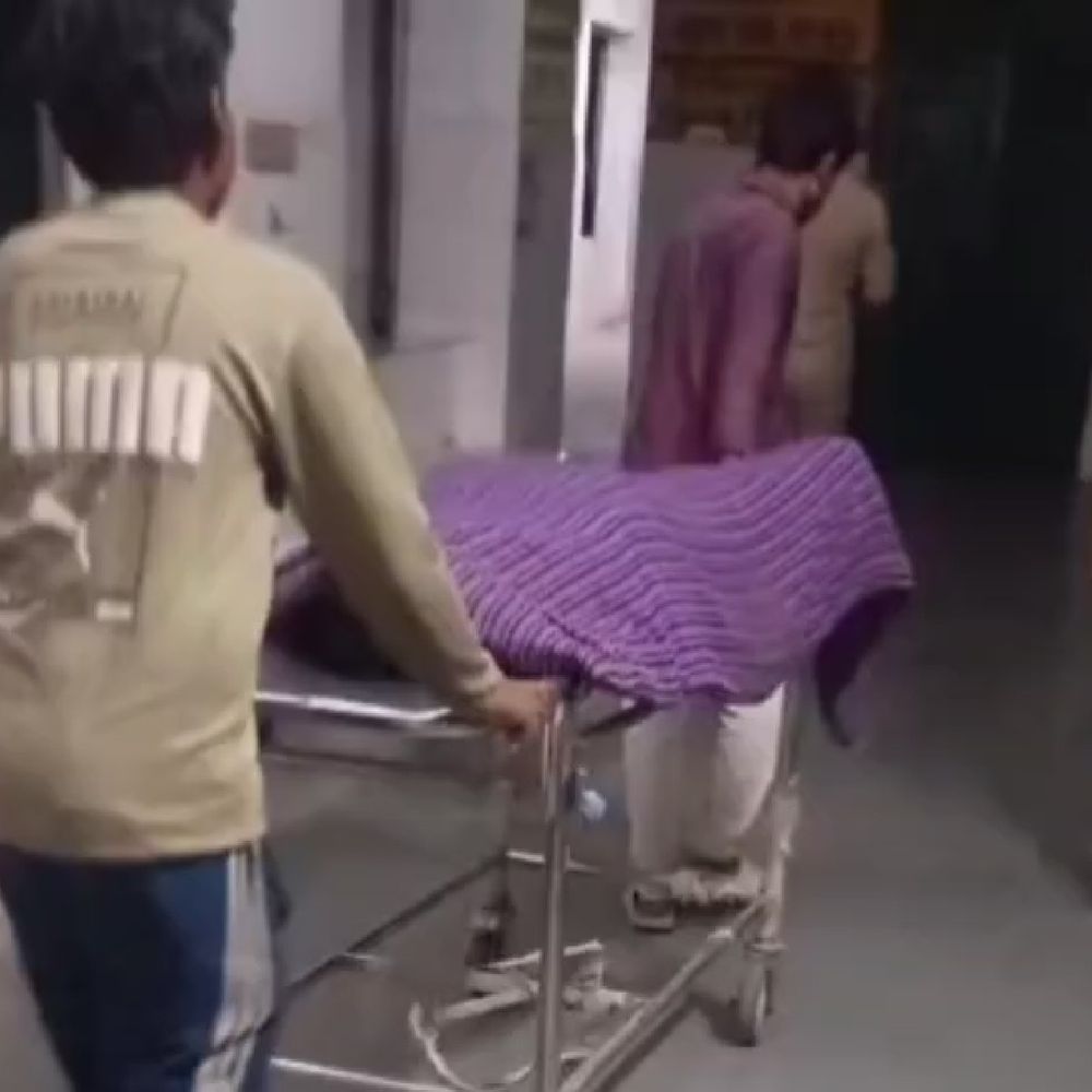 युवक की हाईटेंशन लाइन की चपेट में आने से मौत:बिजली के जर्जर तार नीचे लटक रहे थे, बिजली विभाग पर लापरवाही का आरोप