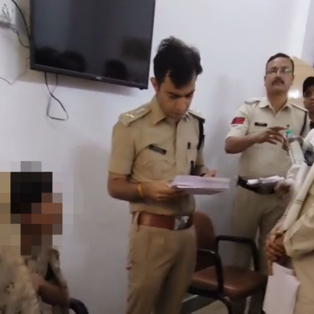 विदिशा कलेक्ट्रेट में दंपती ने आत्मदाह की कोशिश की:न्याय न मिलने के आरोप में पेट्रोल डाला, कांग्रेस कार्यकर्ताओं ने बचाया