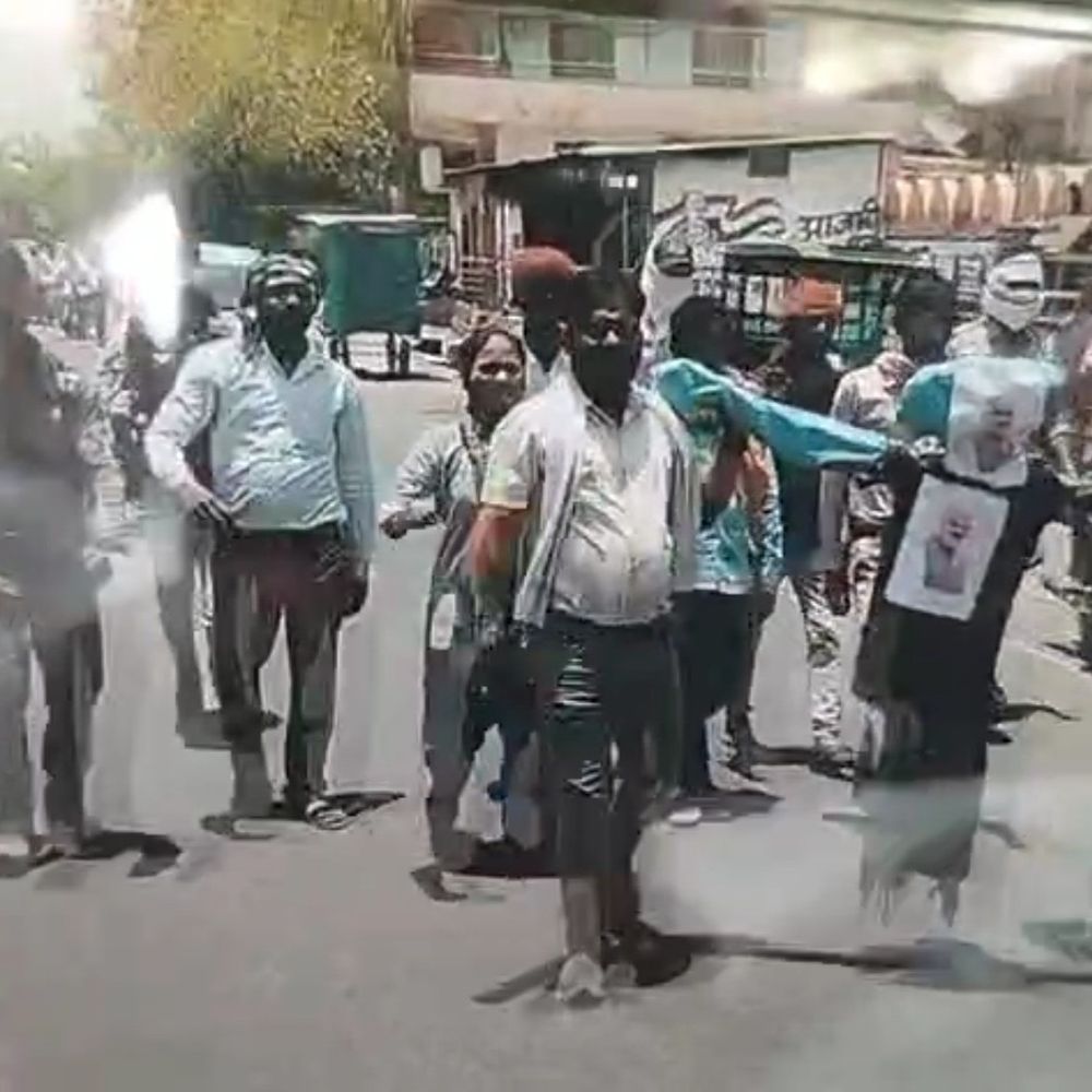 टीकमगढ़ में अमित शाह के बयान पर विरोध प्रदर्शन:आदिवासी कांग्रेस ने पुतला निकालकर नारेबाजी की, पुलिस ने छीना