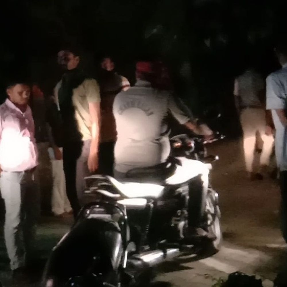 अयोध्या में बाइक टक्कर, एक युवक की मौत:दुल्लापुर मार्ग पर हादसा, दो गंभीर घायल