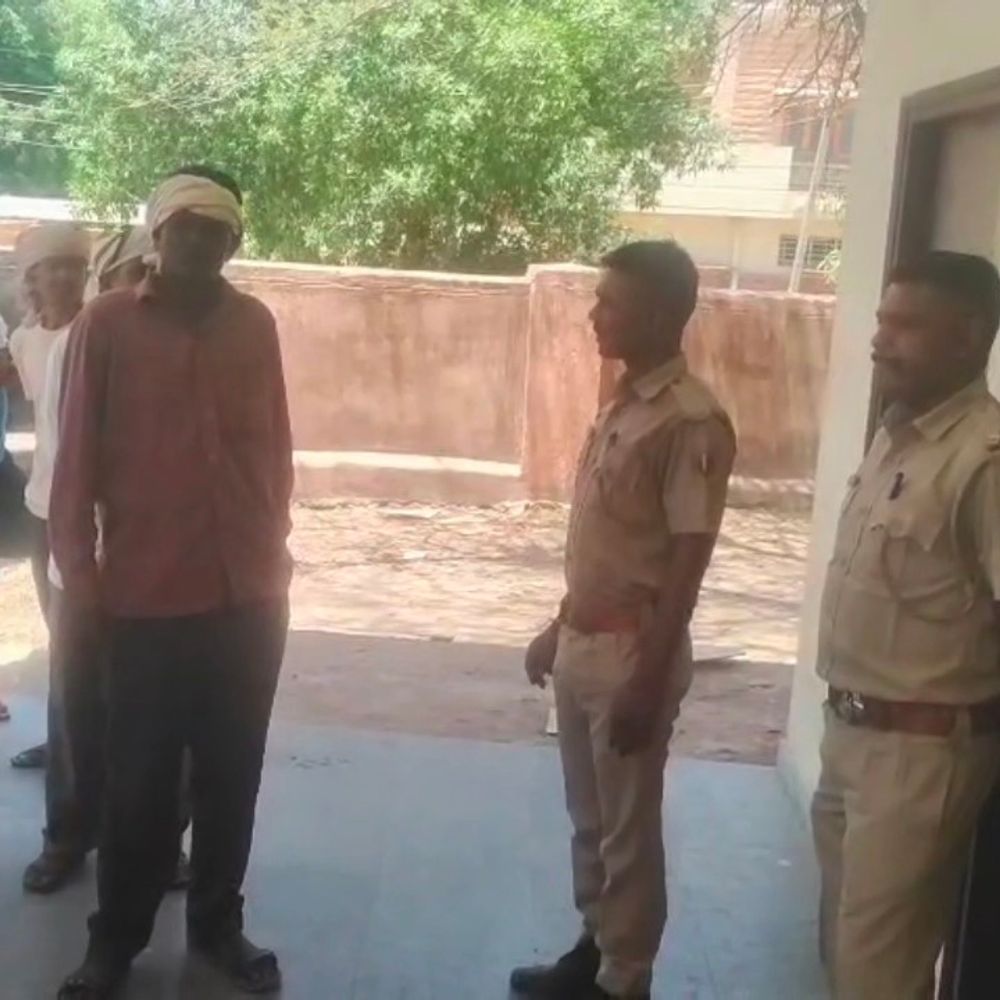 पोहरी पटेलन में युवक ने किया सुसाइड:पेड़ से फंदा लगाकर दी जान, 15 दिन पहले बच्चों को छोड़कर पत्नी चली गई थी पीहर