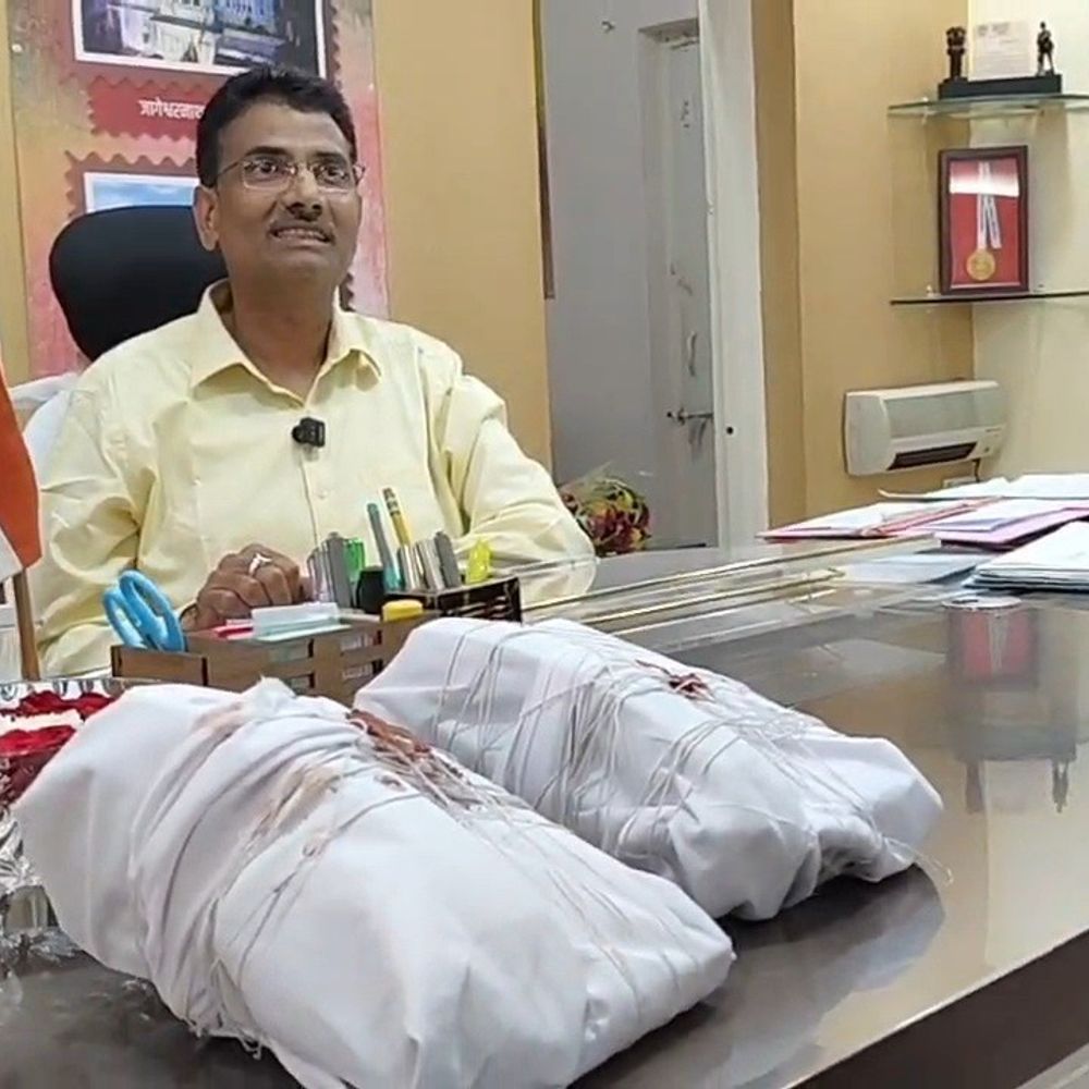 दमोह कलेक्टर के गोपनीय फोन कॉल लीक:DM ने खुद स्टिंग ऑपरेशन कर पकड़ा आरोपी; एक कर्मचारी निलंबित, दो को मूल विभाग भेजा