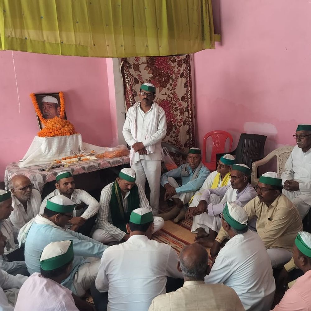भाकियू ने महेंद्र सिंह टिकैत की पुण्यतिथि मनाई:देवरिया में कार्यकर्ताओं ने अर्पित किए श्रद्धासुमन