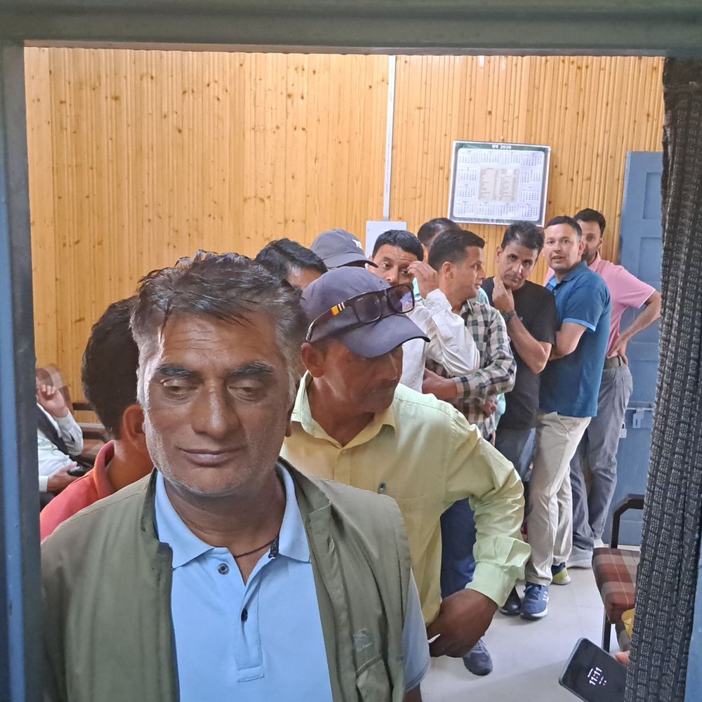 पंचायत चुनाव ड्यूटी पर कर्मचारियों ने किया मतदान:99% कर्मियों ने डाले वोट, 26 मई से शुरू होंगे चुनाव, रविवार को रवाना होंगी टीमें