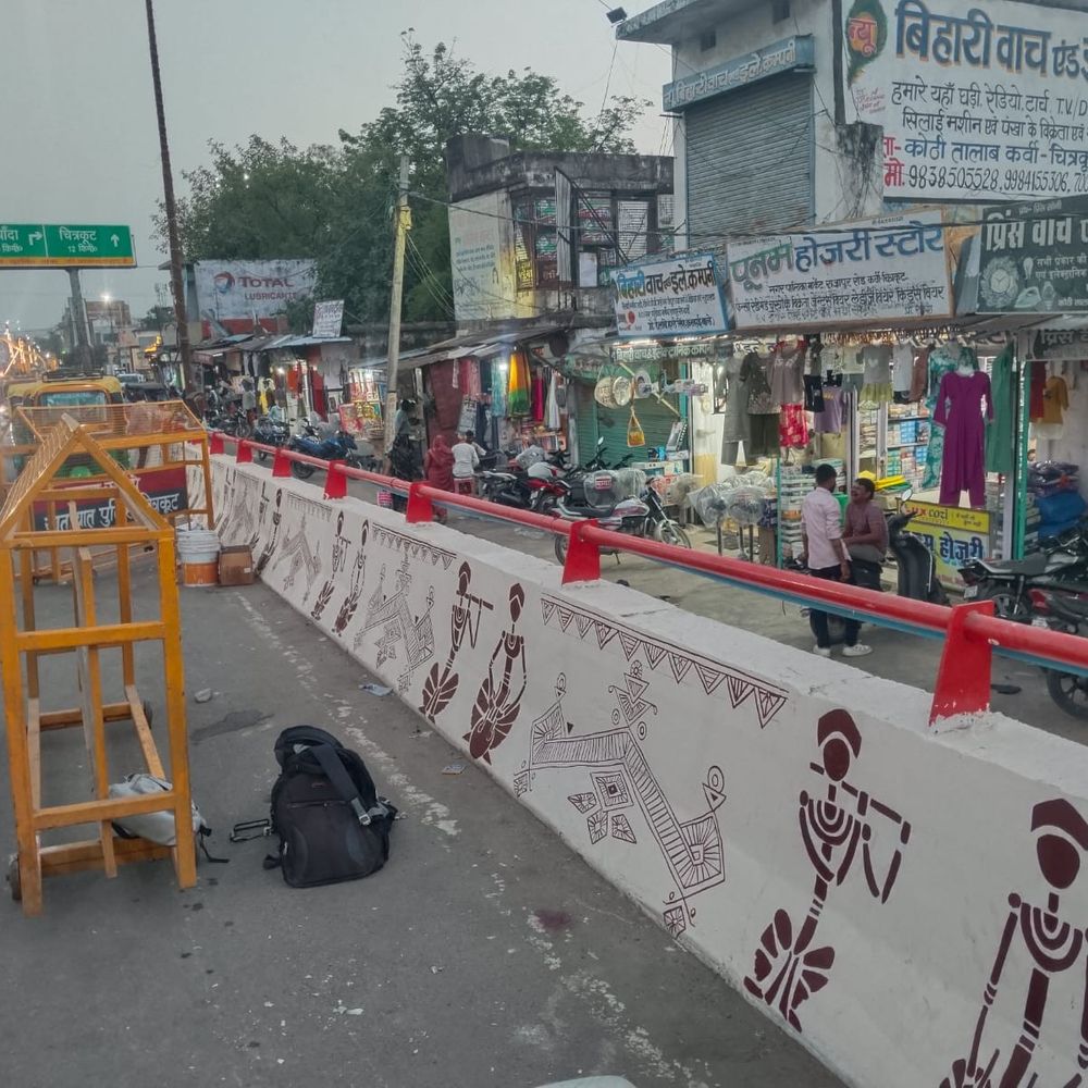 चित्रकूट में फ्लाईओवर पर थीम पेंटिंग:बढ़ी नगर की खूबसूरती, 9.23 लाख रुपए की लागत से हो रहा काम