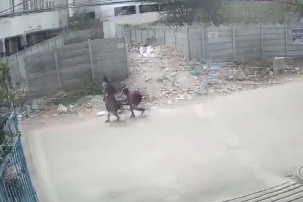 सड़क पर चल रही महिला पर अचानक हमला, लड़के ने उठा दिए उसके कपड़े, घटना सीसीटीवी में कैद
