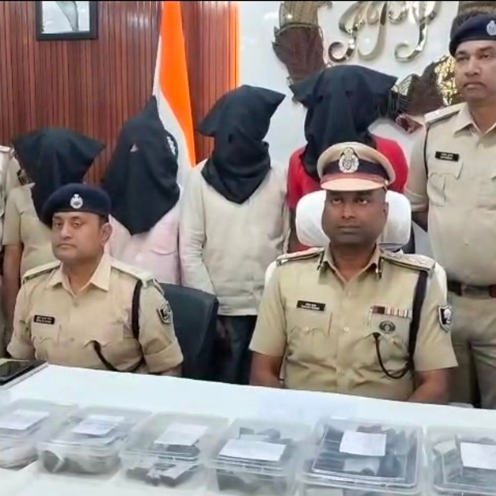 खगड़िया में मिनी गन फैक्ट्री पकड़ी गई:मौके से 6 गिरफ्तार, भारी मात्रा में हथियार-उपकरण मिले, पेशेवर तस्करी नेटवर्क से जुड़े हो सकते