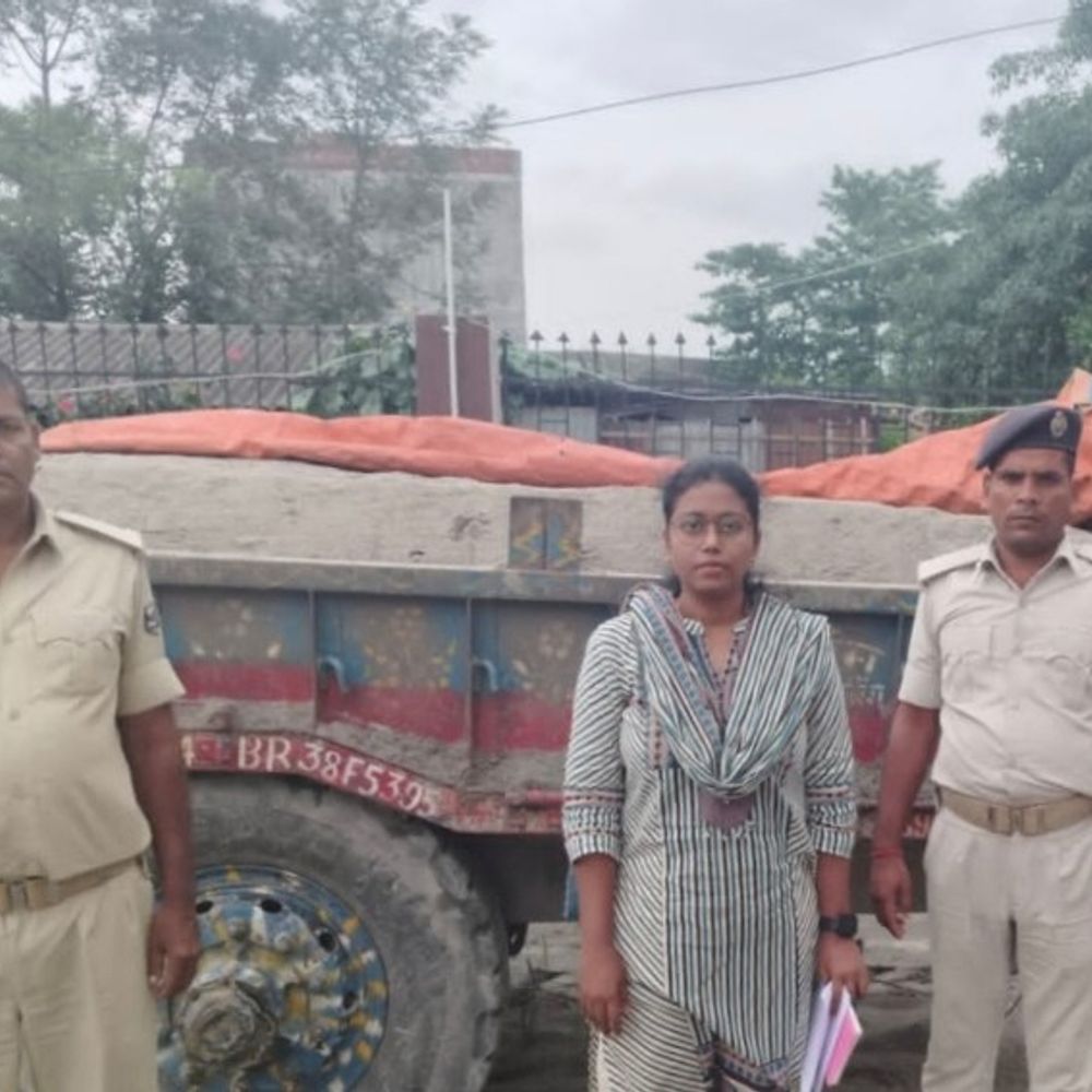 अररिया में अवैध खनन पर कार्रवाई, 2 ट्रैक्टर पकड़े:2.10 लाख रुपये का जुर्माना लगाया, खनन निरीक्षक टीम ने छापेमारी की