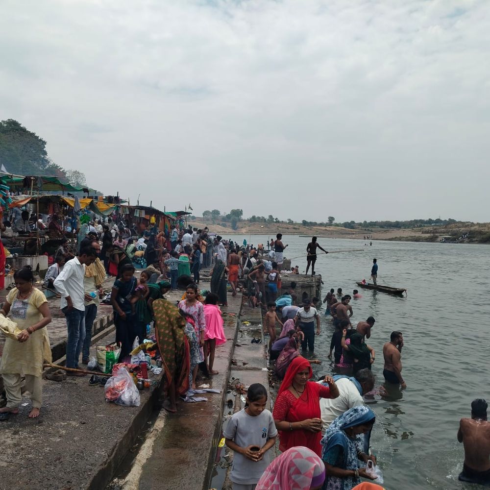 पुरुषोत्तम मास पूर्णिमा पर बरमानघाट में उमड़ा जनसैलाब:डेढ़ लाख से अधिक श्रद्धालुओं ने किया नर्मदा स्नान, शाम तक श्रद्दालु लगाएंगे डुबकी