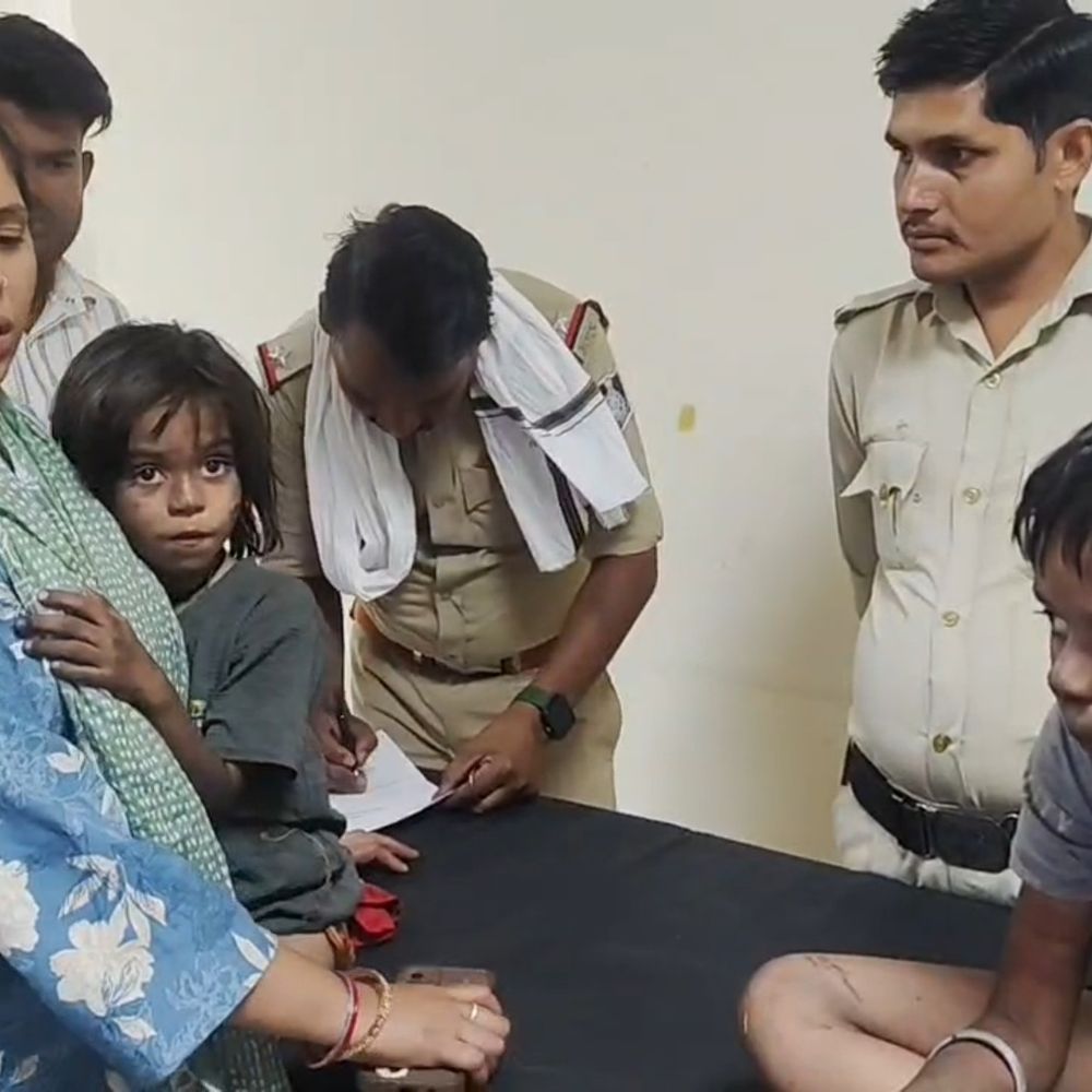 पिता ने बच्चों को कमरे में बंद कर लगाई आग:मां ने फोन पर सुनी चीखें- ‘बचाओ… पापा मत जलाओ’; छतरपुर में पड़ोसियों ने बचाई जान