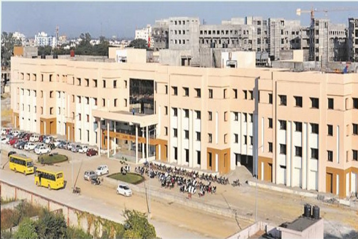 AIIMS Raipur: एम्स में बड़ी लापरवाही, लिवर फेल्योर के मरीज का इलाज करने के बजाय कर दिया रेफर, इलाज के दौरान मौत