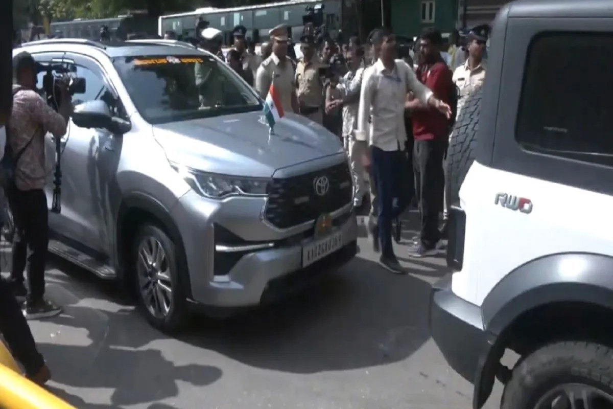 कर्नाटक में सत्ता परिवर्तन से पहले हलचल तेज, सीएम सिद्धारमैया के घर पहुंचे मंत्री, डीके शिवकुमार भी रहे मौजूद