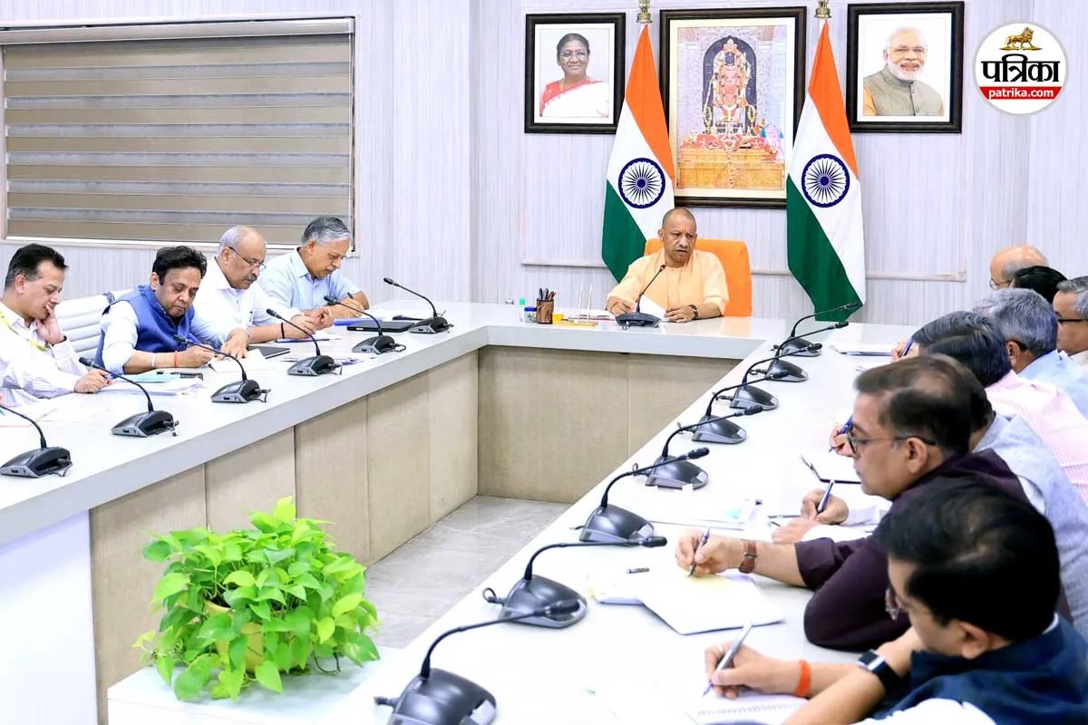 ऊर्जा संकट पर योगी सरकार का फैसला: मंत्रियों का काफिला आधा, विधायक-सांसद अब बस और मेट्रो से करेंगे सफर