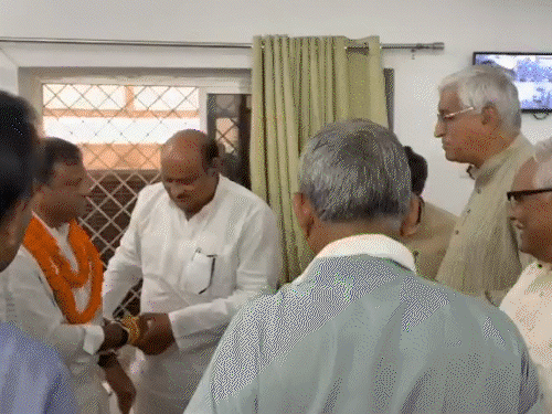 विवाद के बीच बैज ने सिंहदेव के पैर छुए, VIDEO:भूपेश बोले- मैं सिंहदेव के बयानों पर प्रतिक्रिया नहीं देता: PCC चीफ की जिम्मेदारी देना हाईकमान का फैसला