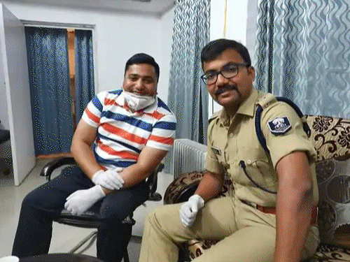 बड़ी गाड़ियों से मिलने जाता, महंगे गिफ्ट देता:अभिषेक खुद को सीनियर IAS का साला बताता था; चीफ जस्टिस बनकर फोन करता, DGP-SSP सर-सर बोलते