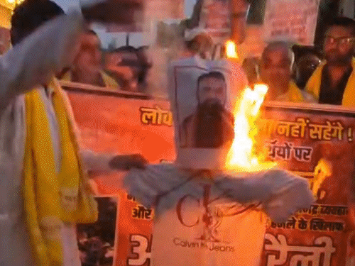 टीआरई-4 नोटिफिकेशन की मांग को लेकर जन सुराज का प्रदर्शन:दरभंगा में मुख्यमंत्री का पुतला भी फूंका, अभ्यर्थियों पर लाठीचार्ज की जांच की मांग
