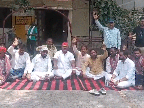 लखनऊ में बिजली कटौती पर आधी रात को बवाल:गुस्साए लोगों ने कई पावर हाउस घेरा, पुलिस ने खदेड़ा; अफसर-कर्मचारी भागे