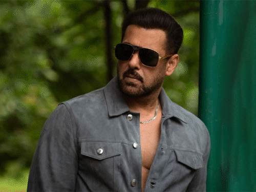 60 साल के सलमान ने शेयर की शर्टलेस फोटो:दिखे टोन्ड एब्स, कहा- जब कोई आपके साथ रहना नहीं चाहता, तब लोनली महसूस होता है