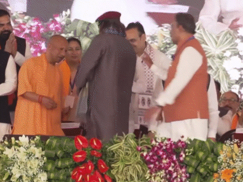 बंगाल में जय श्रीराम के नारों से योगी का स्वागत:मिथुन ने पैर छुए, CM सुवेंदु को भगवा गमछा ओढ़ाया; यूपी के सीएम के टॉप मोमेंट्स