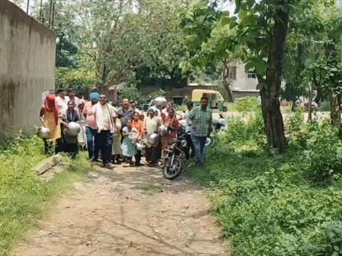 22 हजार परिवार 48 घंटे से नहीं मिला है पेयजल:जमशेदपुर में गोविंदपुर जलापूर्ति योजना ठप, हांडी-डेगची के साथ सड़कों पर उतरे लोग