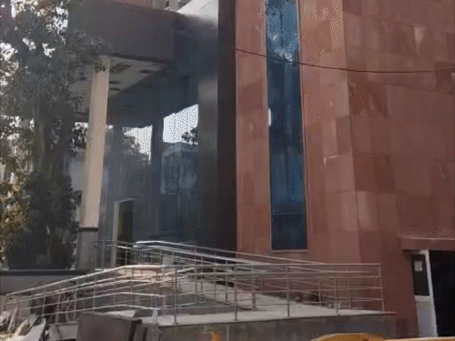 डॉक्टरों पर 10 करोड़ खर्च, सुपर-स्पेशियलिटी अस्पताल की फैसिलिटी नहीं:7 साल में भी बिल्डिंग अधूरी, 6 करोड़ की मशीनें कमरे में पैक; वारंटी खत्म होने की चिंता