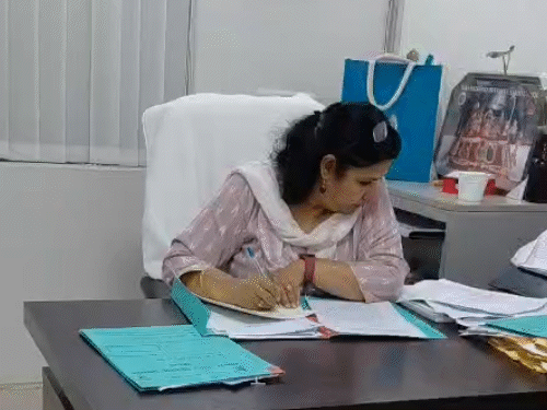 अपेंडिक्स ऑपरेशन का कहकर पत्नी की भ्रूण जांच कराई:बेटी का पता चलने पर बीवी को चप्पल-जूते से मारा, कोठे पर बिठाने की दी धमकी
