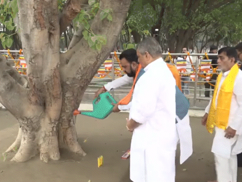 पटना के बुद्धा पार्क में सम्राट चौधरी ने की पूजा:CM ने सत्यनारायण कथा सुनी, रामकृपाल बोले- कानून-व्यवस्था को दुरुस्त करना प्राथमिकता
