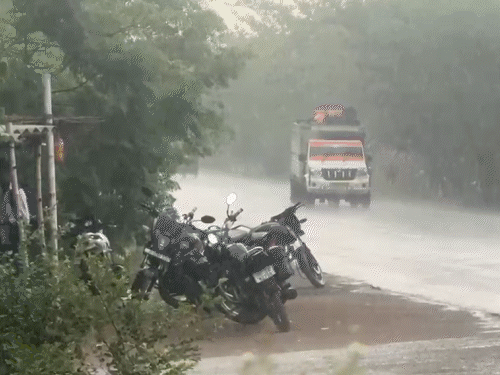 औरंगाबाद में बदला मौसम का मिजाज:झमाझम बारिश से उमस भरी गर्मी से मिली राहत, 50 KM प्रति घंटे की रफ्तार से चली हवा
