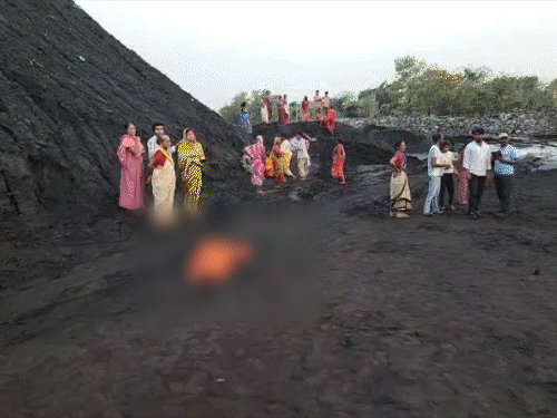 40 फीट ऊंचा स्लरी डंप गिरा, 4 मजदूर दबकर मरे:धनबाद में एजेंट ने कहा- काम करो नहीं तो पैसे नहीं मिलेंगे, दबाव में कर रहे थे काम