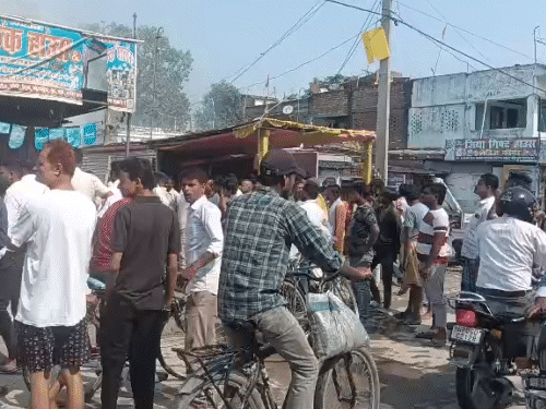 मुजफ्फरपुर में केक शॉप में लगी आग:फ्रिज, ओवन, काउंटर जलकर राख, 5 लाख का नुकसान; शॉर्ट सर्किट की आशंका