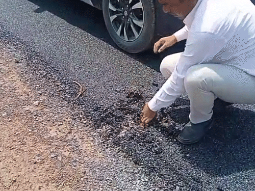 बनते ही उखड़ने लगी 1.40 करोड़ की सड़क,VIDEO:बिलासपुर में हाथ से निकल रही डामर की परत, मुरूम की जगह मिट्टी बिछाकर बनाई 1KM रोड