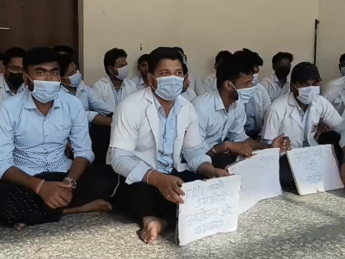 डीएमसीएच बीएससी नर्सिंग कॉलेज में हंगामा:फेल 5 छात्रों को पास करने की मांग, कॉलेज प्रशासन ने बुलाई पुलिस