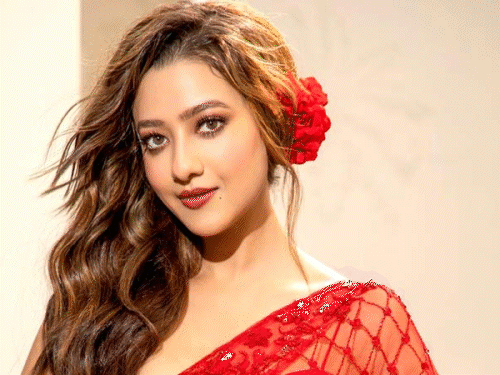 डायरेक्टर ने सामने बिकनी पहनने की डिमांड की:मिथुन चक्रवर्ती की बहु का कास्टिंग काउच पर खुलासा; मदालसा बोलीं- मैं उस व्यक्त 19 साल की थी