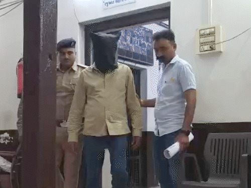 गुजरात- किरायदार ने मकान मालिक से पत्नी-बेटी का रेप कराया:₹2000 किराया नहीं दे पाया तो समझौता किया, 2 आरोपी गिरफ्तार
