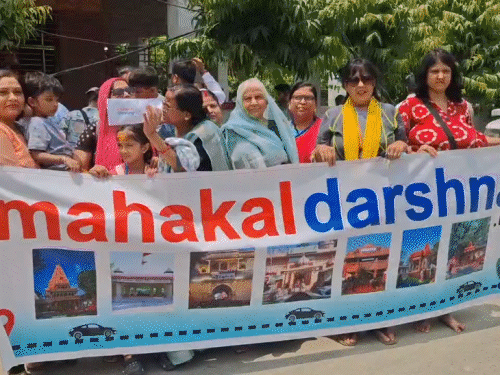 महाकाल दर्शन के लिए श्रद्धालुओं का जत्था रवाना:भागलपुर से महाकाल-ओंकारेश्वर के दर्शन के लिए गए, 5 लोगों को 1 रुपये में सफर का अवसर