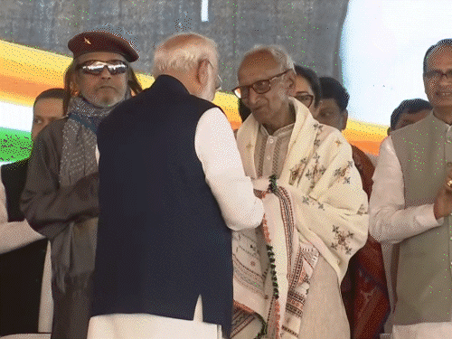 मोदी ने 92 साल के कार्यकर्ता के पैर छुए:योगी ने सुवेंदु अधिकारी को गमछा ओढ़ाया; कोलकाता में भाजपा सरकार के शपथ ग्रहण के 6 मोमेंट्स