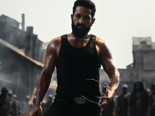 जन्मदिन पर जूनियर NTR की फिल्म ड्रैगन का टीजर रिलीज:खतरनाक किलर के लुक में में दिखे एक्टर; घर के बाहर जमा हुए हजारों फैंस
