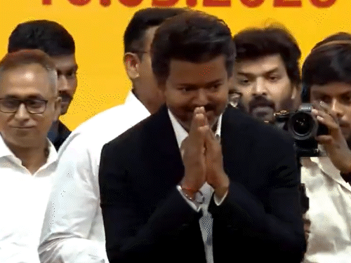 विजय के ड्राइवर के बेटे ने विधायक की शपथ ली:CM की तरफ इशारा करके पूछा- साइन कर दूं; युवा विधायक जीत का सर्टिफिकेट लाना भूलीं; VIDEO