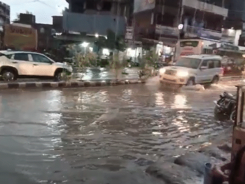 समस्तीपुर में तेज आंधी के साथ झमाझम बारिश:40 किमी. प्रतिघंटे की रफ्तार से चली हवा; कई जगहों पर पेड़ गिरे, सड़कों पर भरा पानी